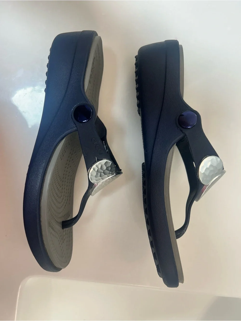 CROCS SANRAH Hammered medallion wedge sandals. NEW? Navy size 5
